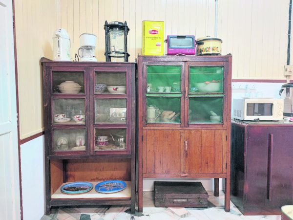 新村家家户户以前都有一个碗柜。