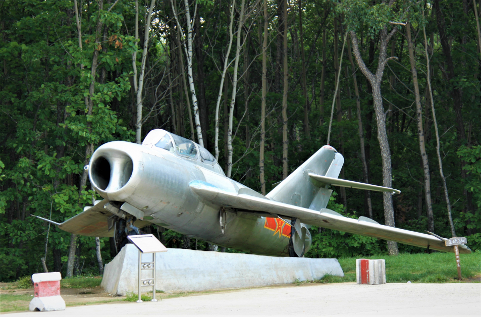 虎头要塞广场陈列立下战功的退役米格机。