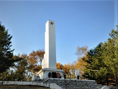 虎头要塞猛虎山竖立的终战纪念碑，昭示和平的重要性。
