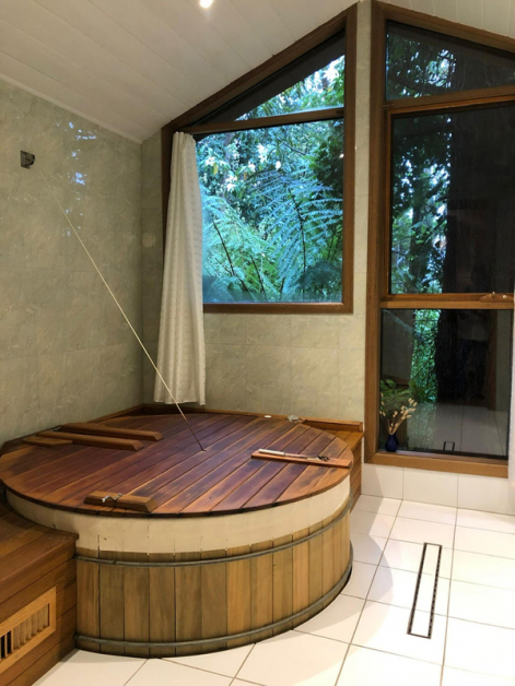 在这座小屋内的浴室配有淋浴和浴缸，还配有毛巾和电热毛巾架。