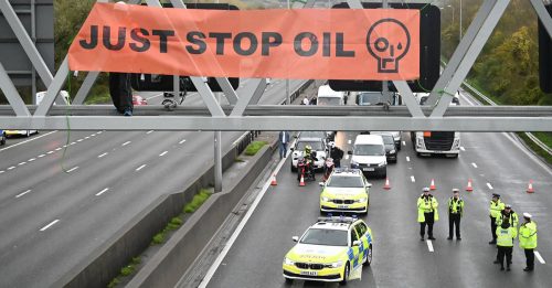 环保人士爬伦敦公路门架 气候抗议 酿封路堵车