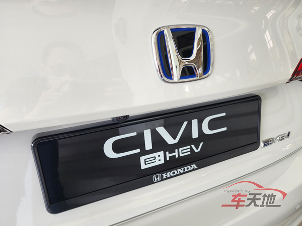 ▲新车换上蓝色背景色Honda厂徽，以及e:HEV标志。
