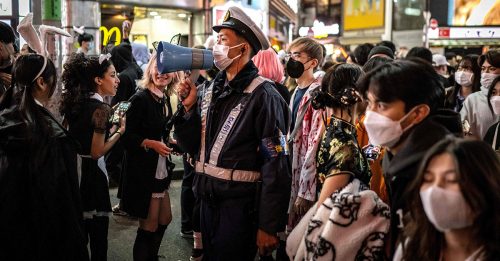 东京涩谷万圣节 数十万人涌入 DJ警察管控有功