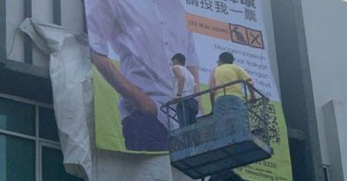 ◤2022全国大选◢ 坐上吊车投入竞选 李伟康亲自挂宣传条幅