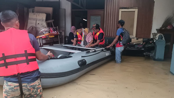 豪雨釀災 20住家被淹 消拯員抱起老婦撤離