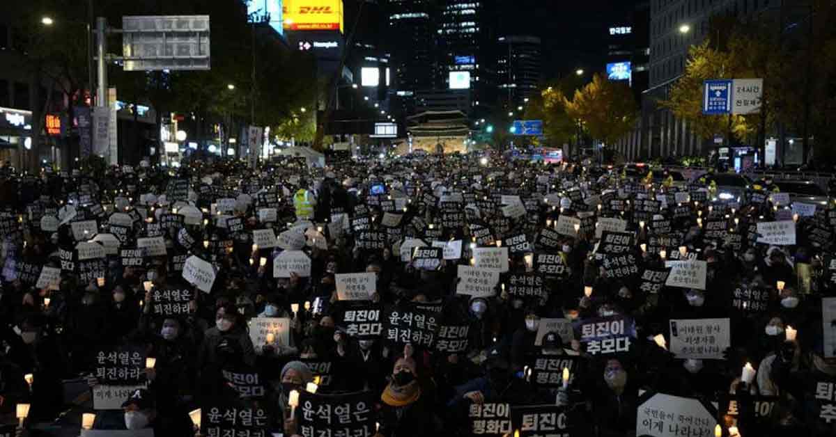 数千人于11月5日聚集在首尔街头，为梨泰院踩踏事故举行烛光守夜活动表达哀悼。
