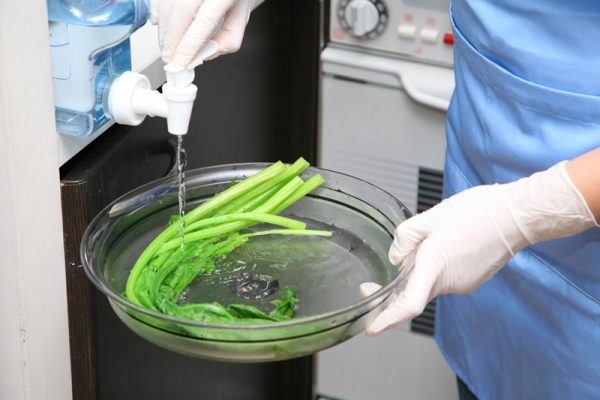 氽烫时菠菜先不要切段，以免营养流失。