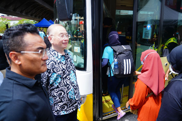 魏家祥（左2）在国家基建公司总裁兼总执行长莫哈末阿兹哈鲁丁（左）的陪同下，巡视接驳巴士服务。