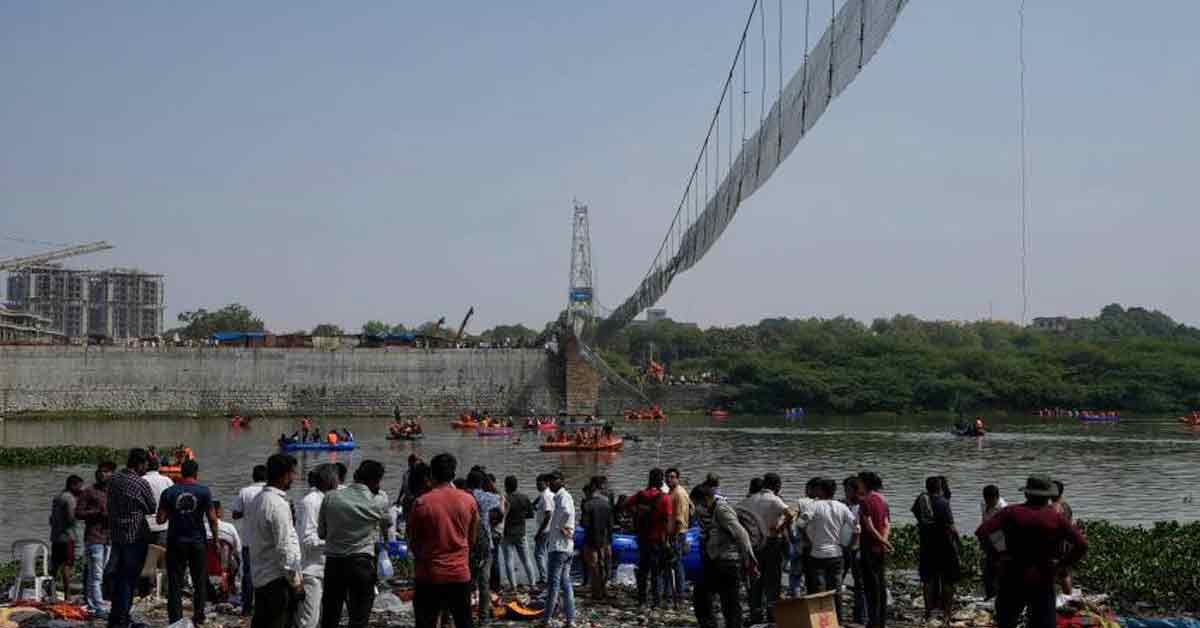 印度西部古吉拉特州的吊桥断桥事件造成135人死亡。
（美联社）