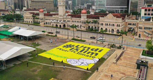 绿色组织巨型横幅 吁选民为气候投票