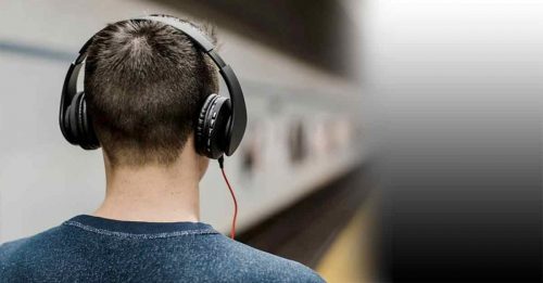 不安全音量听音乐 专家：逾10亿年轻人恐听力受损