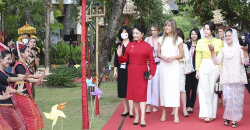 ◤峇厘岛G20峰会◢ 彭丽媛出席峰会配偶活动 倡合作扶贫保护生态环境