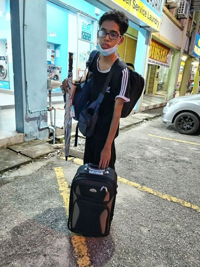 莫哈末海卡尔背着一个行囊，打算从槟城徒步回丹州老家。