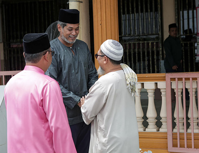 凯里与选民在清真寺外握手，把握机会接触选民和拉票。（取自凯里面子书）