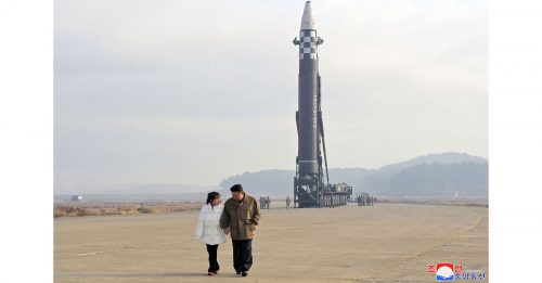 朝鲜试射洲际弹道导弹 金正恩携妻女亲临视察