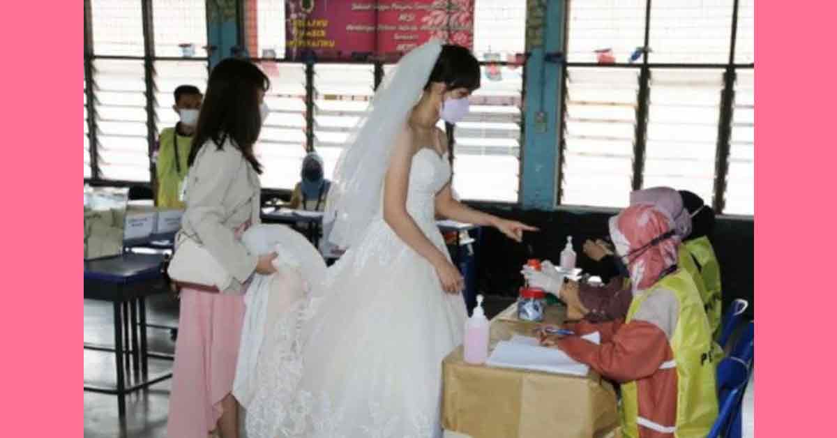 新娘李彩蓉（谙音）穿着婚纱在投票室内进行投票。