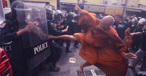 泰国金刚腿  曼谷无影脚 僧侣赤脚飞踢警察！