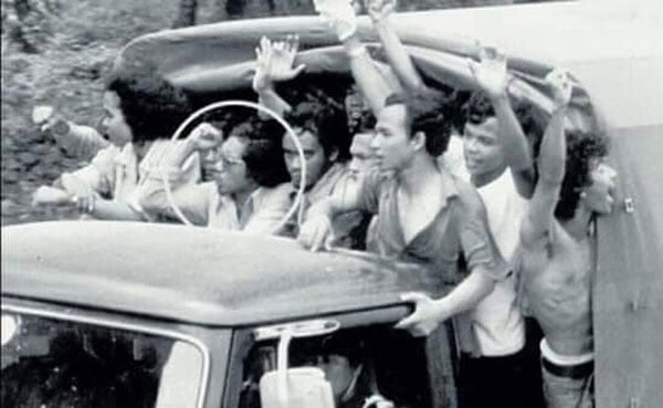 1974年，安华（圆圈处）率领学生抗议乡村贫穷和饥荒问题被捕，并在内安法令下被扣在甘文丁扣留营长达20个月。