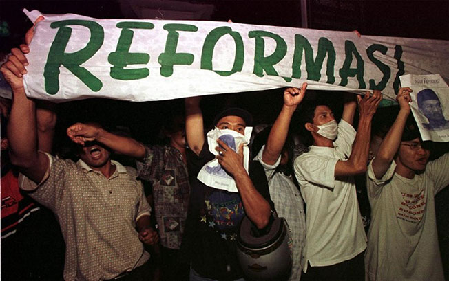 在马哈迪的铁腕治下,当时的抗争运动相对充满威胁,抗争者往往不得不遮盖脸孔,避免受到当局逮捕打压。(图:法新社)