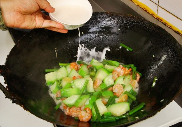烧烩料理透过加入太白粉水，进行“勾芡收汁”。