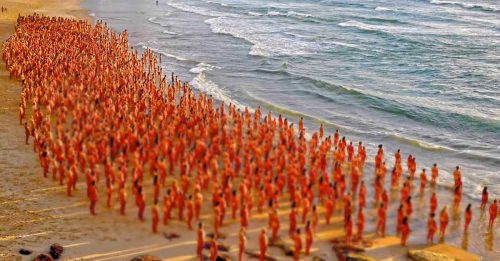 海滩2500人裸体 呼唤对皮肤癌认识