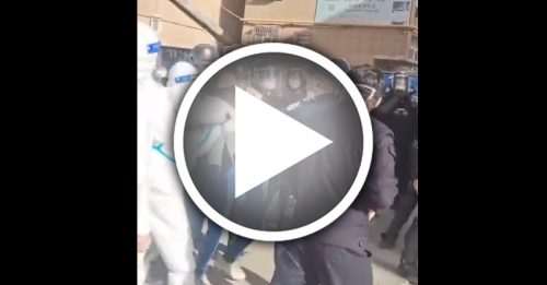 喀什市民抗议封控 与执法人员起冲突