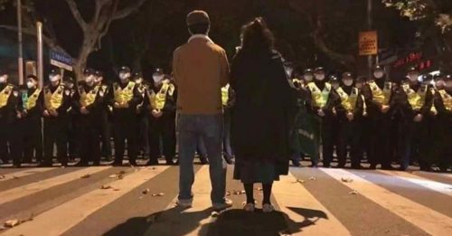 复旦大学新闻系教授 保护示威学生  勇与警察对峙