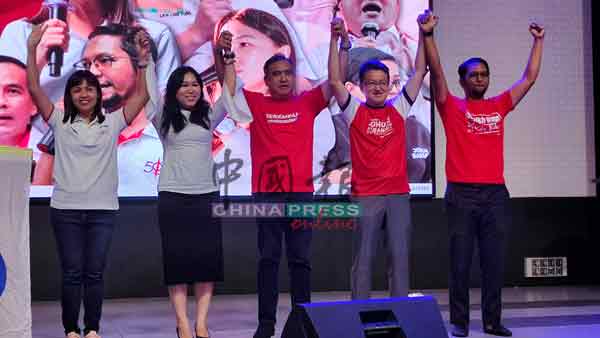 张念群（左起）、黄书琪、陆兆福、刘镇东及谢奥马，出席居銮行动党筹款晚宴。