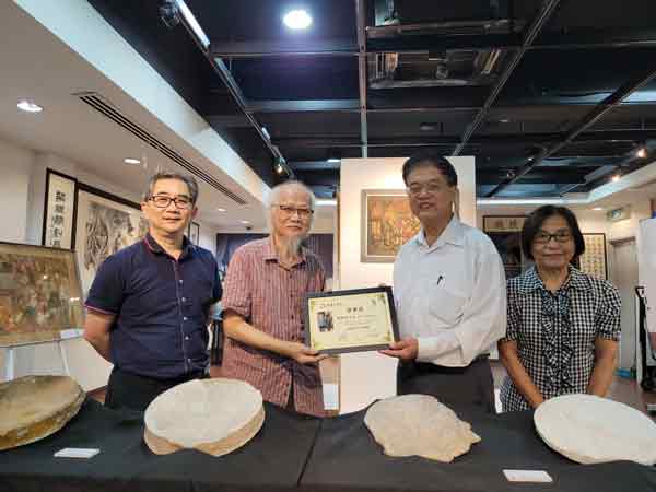 林连玉基金主席吴建成(右2起)颁发感谢状予黎彰传画家,右起为副主席姚丽芳与徐威雄。