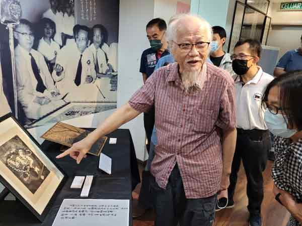 黎彰传(中)亲自为来宾,解释画作背后的创作手法与意涵。