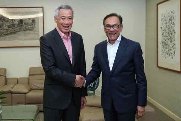 李显龙（左起）邀请安华尽快访问新加坡。