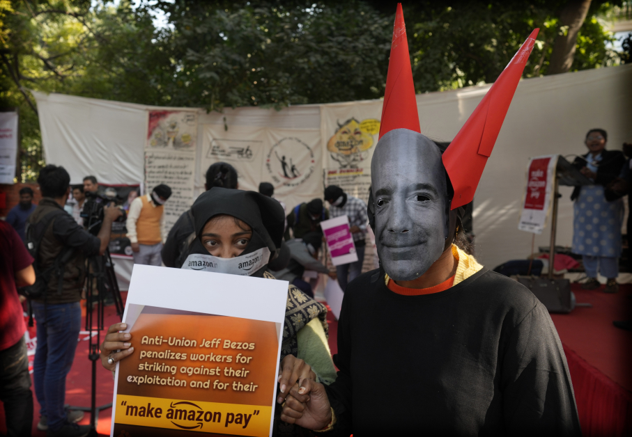 印度新德里的亚马逊仓库员工参与了罢工，一名女工更装扮成亚马逊创始人贝索斯但头上长了双角。（美联社）