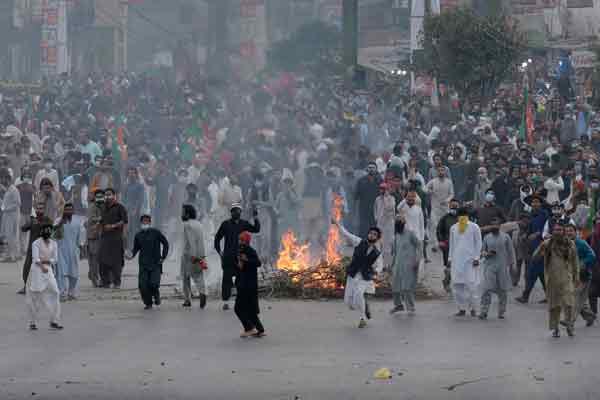 伊姆兰汗的支持者4日在街头示威，向警方丢石头。（美联社）