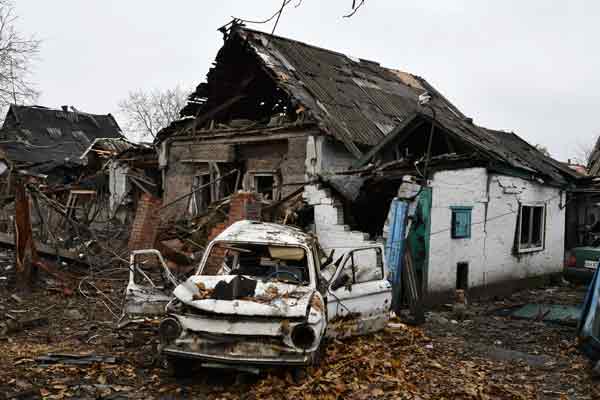 顿涅茨克波克罗夫斯克的房屋和汽车遭俄军导弹袭击，严重损毁。（美联社）
