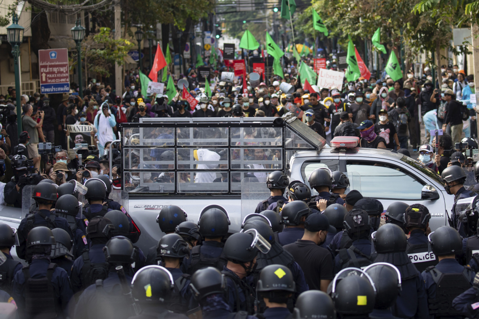 镇暴警察周五在曼谷围成人墙，阻止示威者步行前往峰会现场。（美联社）