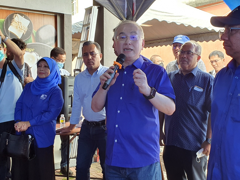 魏家祥(右2)希望选民支持亚罗士打候选人陈志雄。