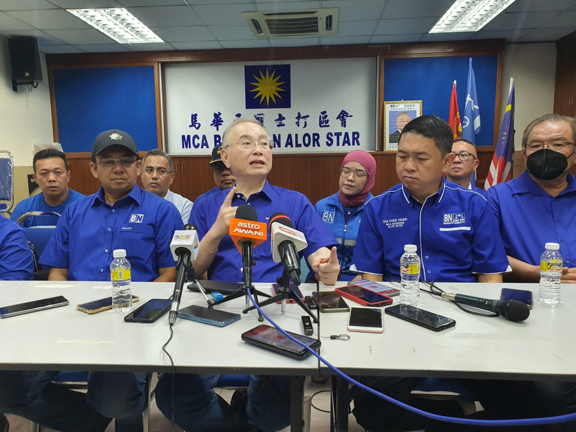 魏家祥(左2)与国阵亚罗士打竞选团队召开记者会。