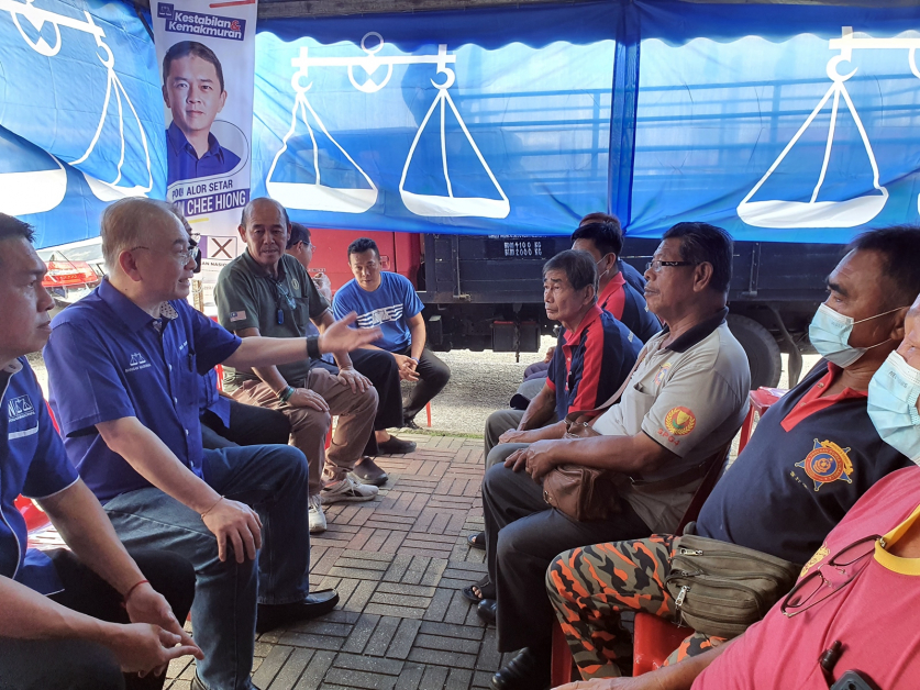 魏家祥(左2)与义务消防队进行交流。