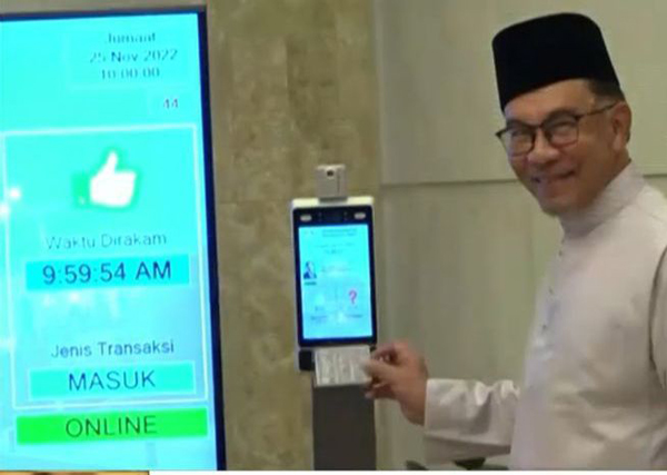 Anwar,PM,arrives,Putrajaya
