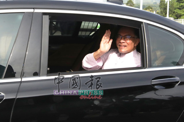 Anwar,PM,arrives,Putrajaya
