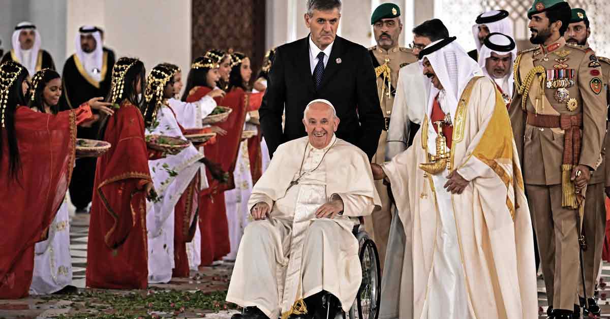 膝盖疼痛的教宗方济各，周四坐轮椅访问巴林，教宗在离开巴林王宫前，国王哈马德（右）随行恭送。（法新社）