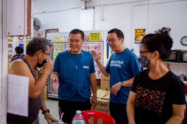 刘华才（右 2）陪同候选人四处拜票。