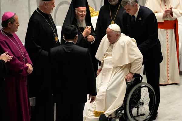 教宗方济各周五到巴林阿拉伯圣母主教座堂出席祈祷会之后，坐轮椅准备离开。（美联社）