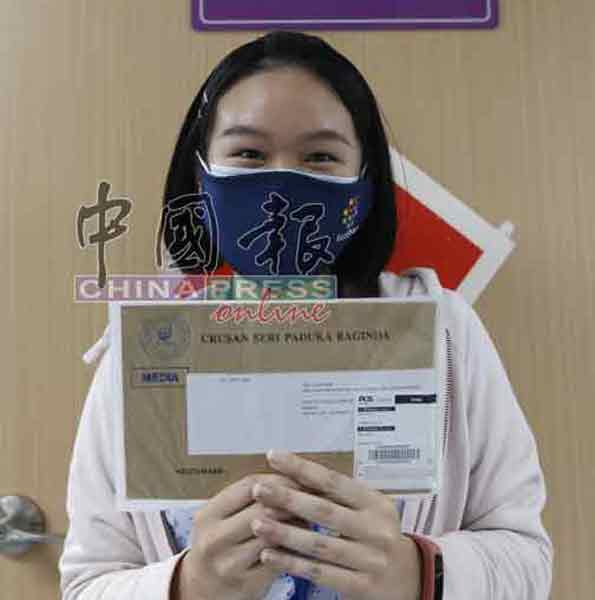  《中國報》總社社會新聞組記者鄭京華已於周三（9日）下午收到郵寄選票。</figcaption></figure><p>由於鄭京華的選區位於彭亨州，</p><p class=