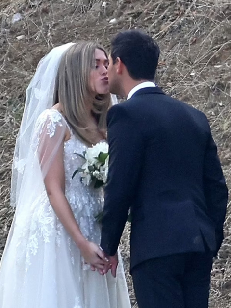 泰勒劳纳和泰铎姆完成婚礼仪式，甜蜜热吻。