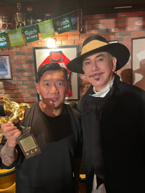 杜汶泽拿黄秋生的奖杯合照。