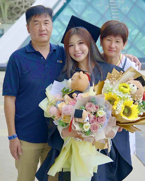 Ms Puiyi大学毕业，父母一脸欣慰。