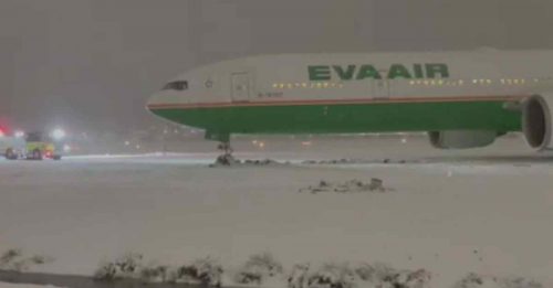 从台湾飞加遇暴雪 长荣客机滑出跑道