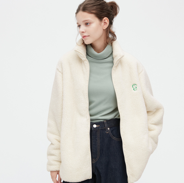 相同设计的长刷毛外套,备有童装和成人尺码,适合亲子穿着。