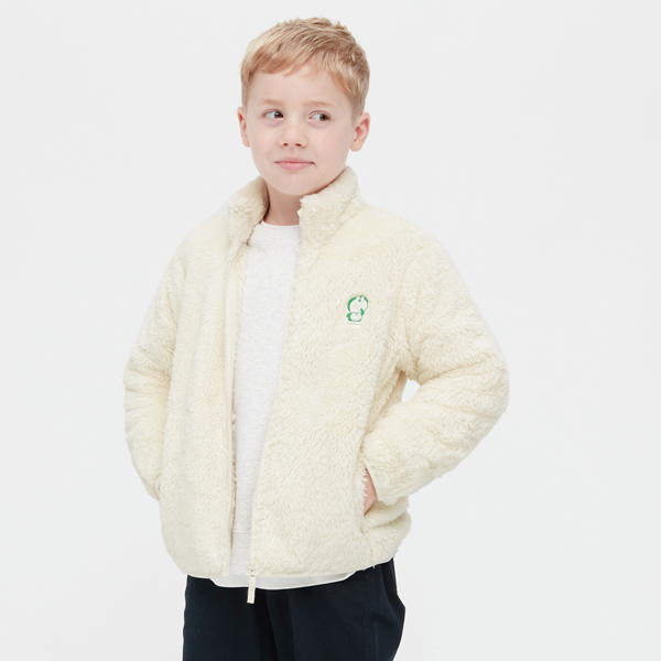 相同设计的长刷毛外套,备有童装和成人尺码,适合亲子穿着。